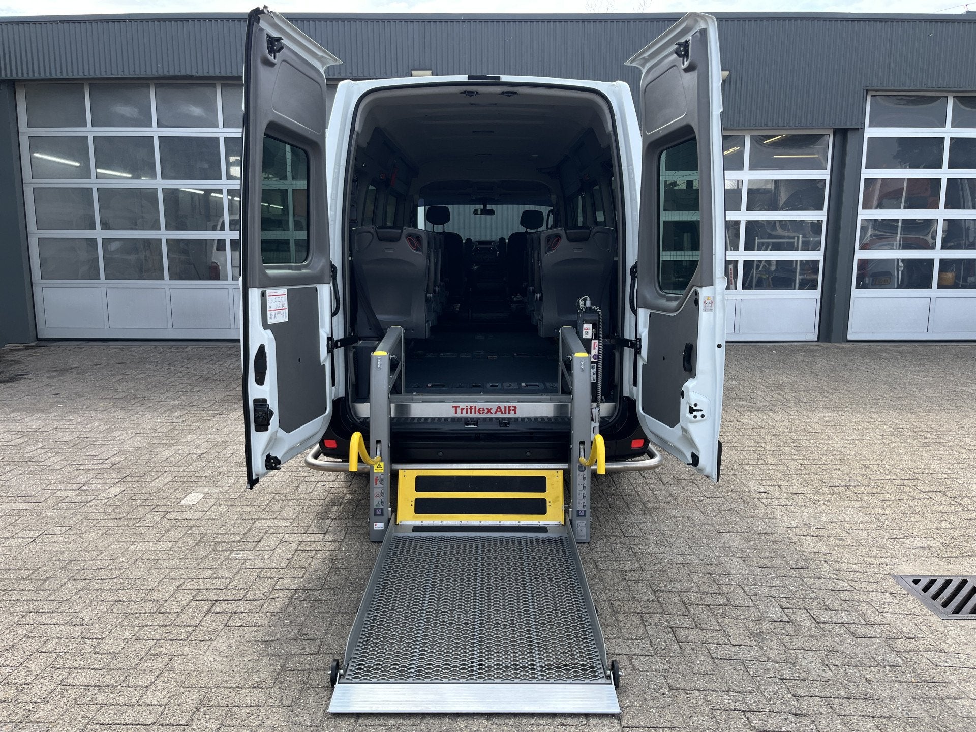 Renault Master L3H2 T35 dCi Rolstoelvervoer 9-Persoons Rolst, Stof, Gebruikt, 2500 kg, Origineel Nederlands