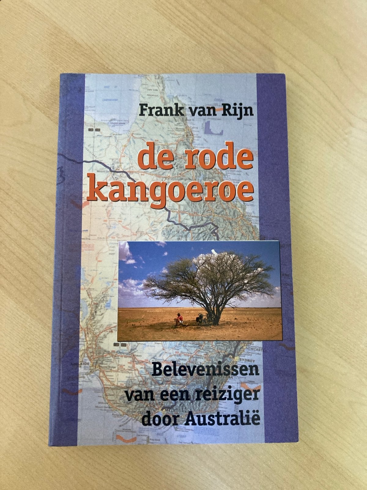 De Rode Kangoeroe - Belevenissen van een reiziger door Austr, Boeken, Ophalen of Verzenden, Zo goed als nieuw, Australië en Nieuw-Zeeland