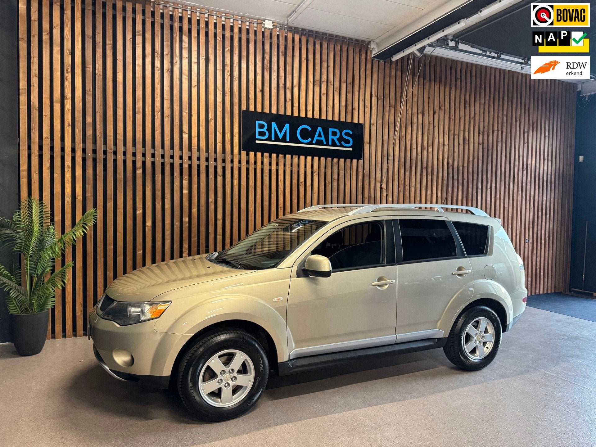 Mitsubishi Outlander 2.4 Inspire 2WD Airco,Trekhaak, PDC, Voorwielaandrijving, 4 cilinders, 1465 kg, Beige