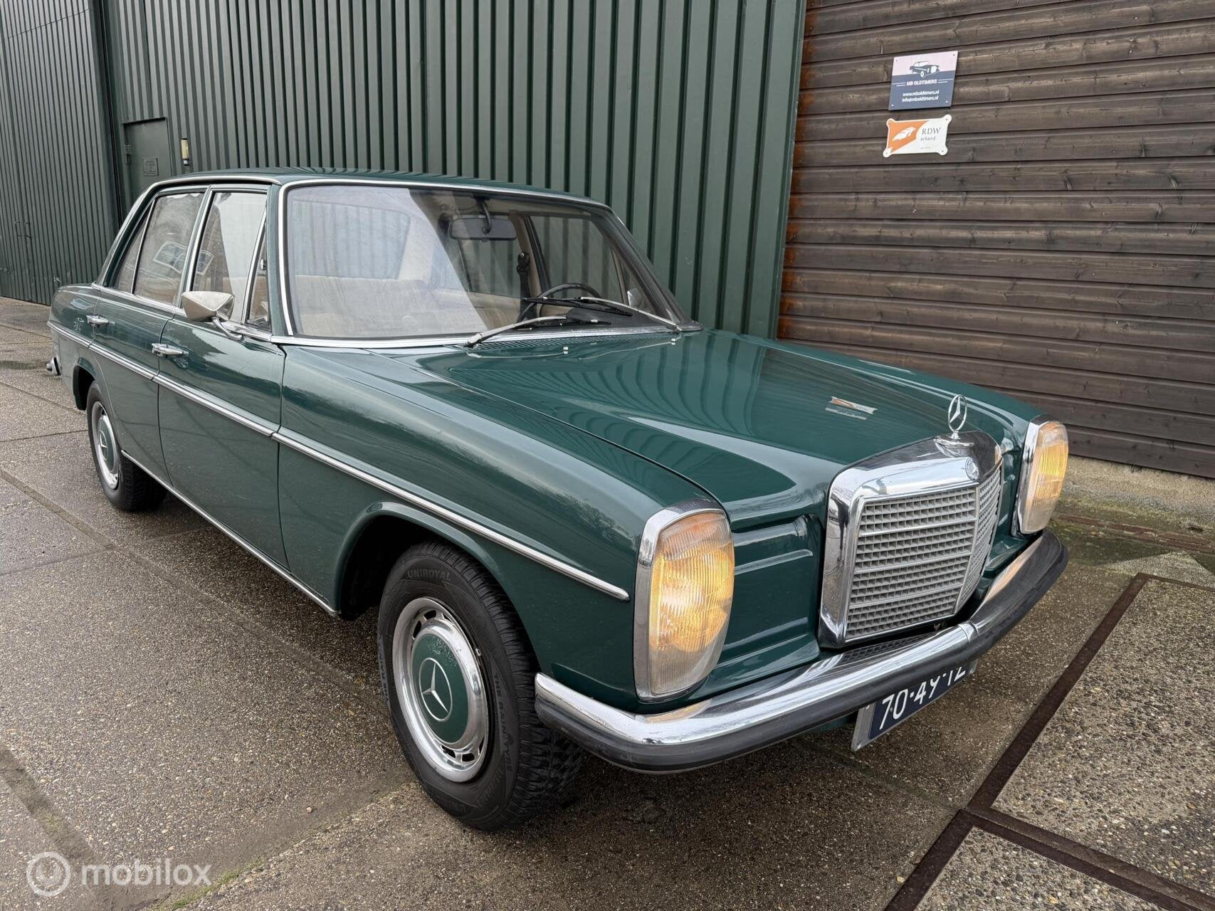 Mercedes-Benz 200 W115 NAP Unieke staat, Achterwielaandrijving, Beige, Leder en Stof, Bedrijf