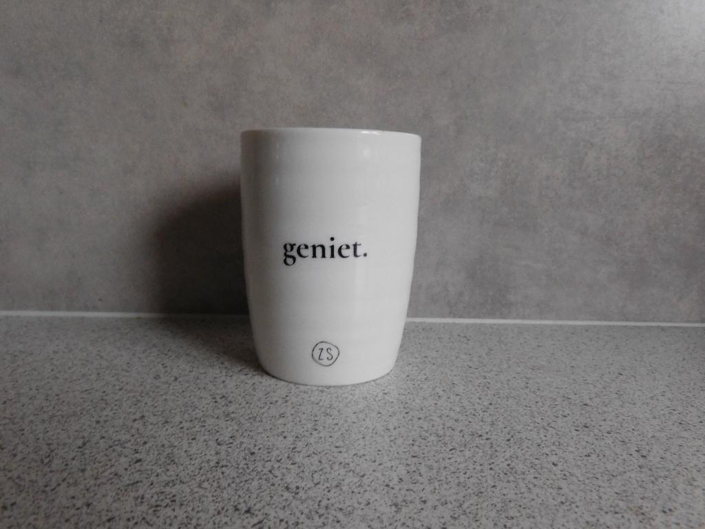 Mok 180 ml. 9,5x8 cm. geniet. Zusss, Ophalen of Verzenden, Zo goed als nieuw, Overige stijlen, Kop(pen) en/of Schotel(s)