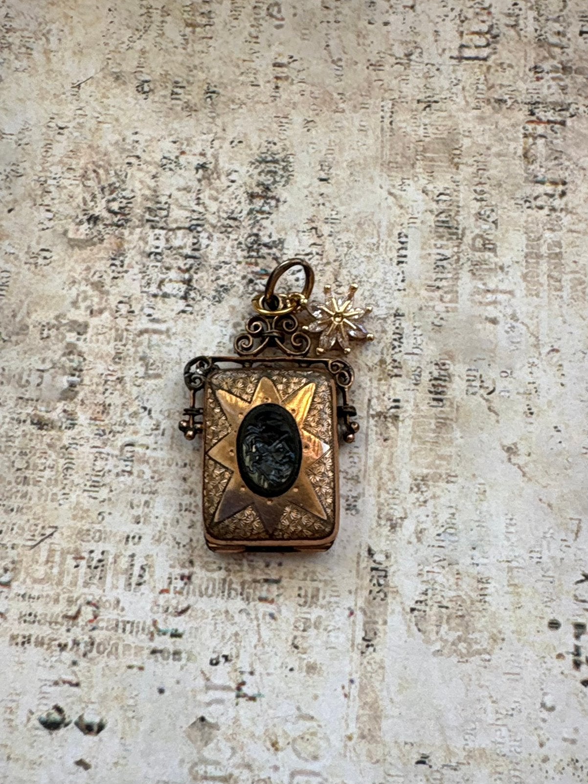 Bijzondere Antieke locket medaille, Ophalen of Verzenden, Zo goed als nieuw, Overige materialen, Overige merken