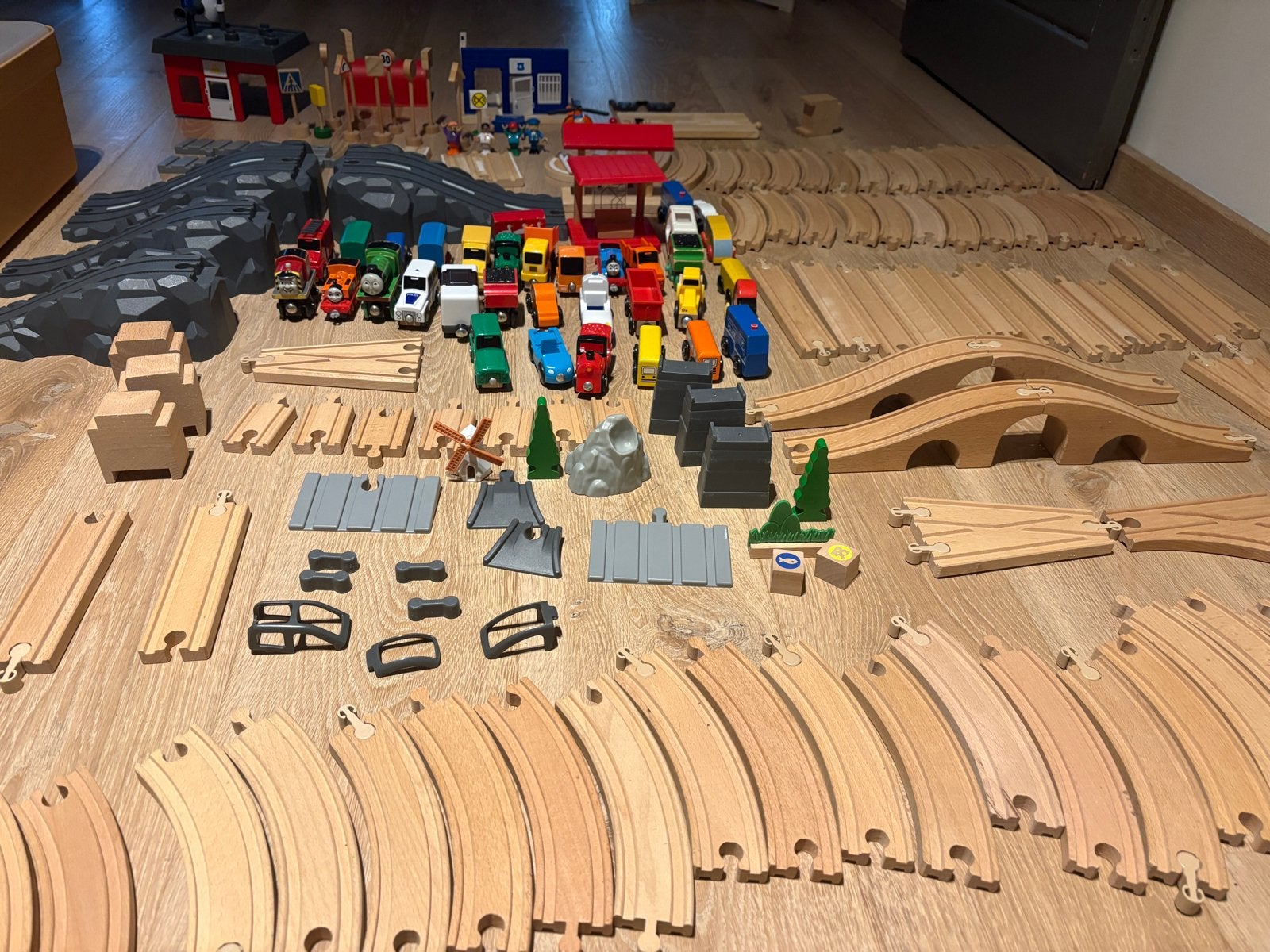 Grote set houten treinbaan met auto's en accessoires, Ophalen, Gebruikt