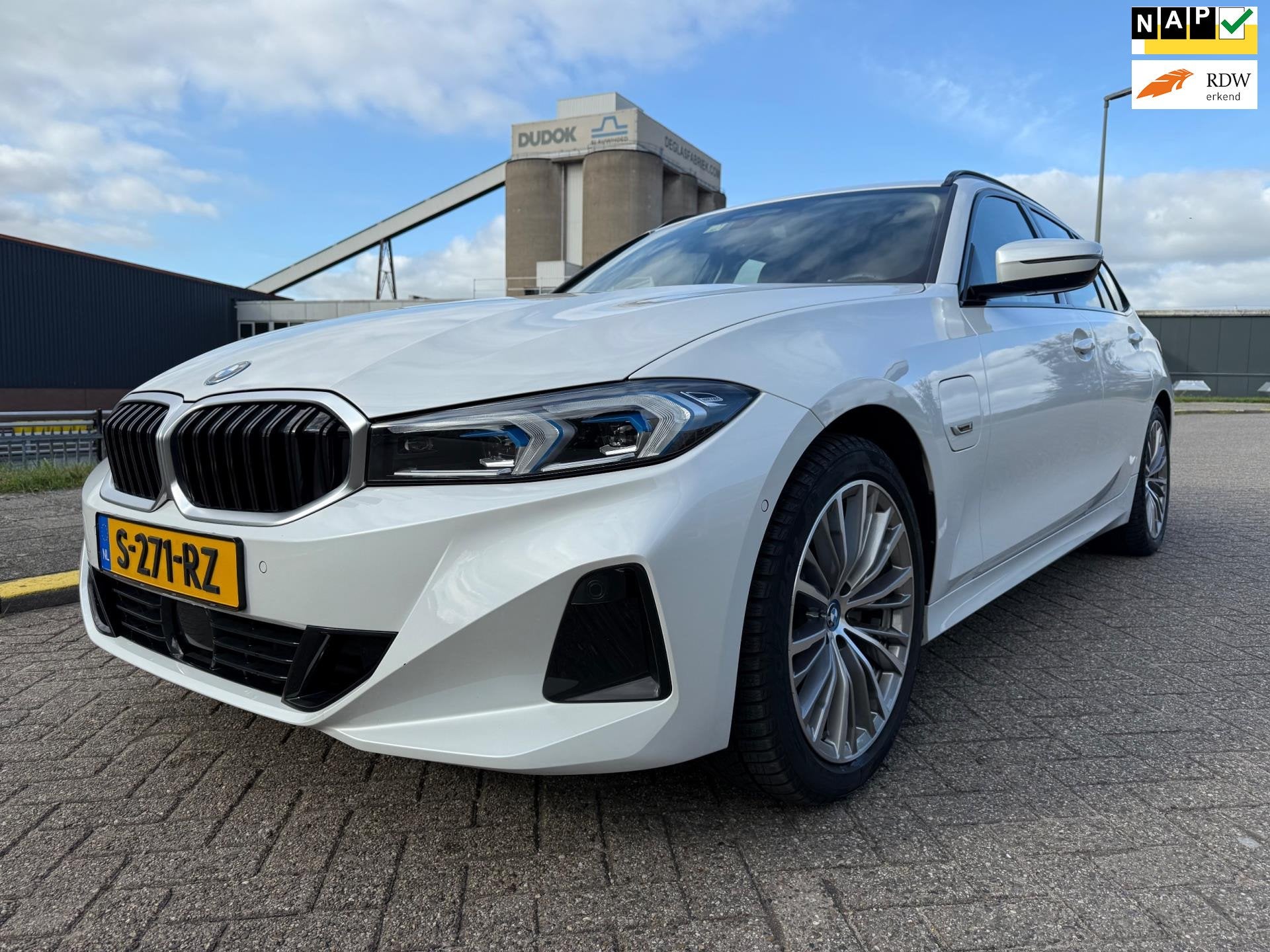 BMW 3-serie Touring 330e_LEER_NAVI_NETTE_AUTO!, Auto's, BMW, 1998 cc, Gebruikt, 4 cilinders, Wit