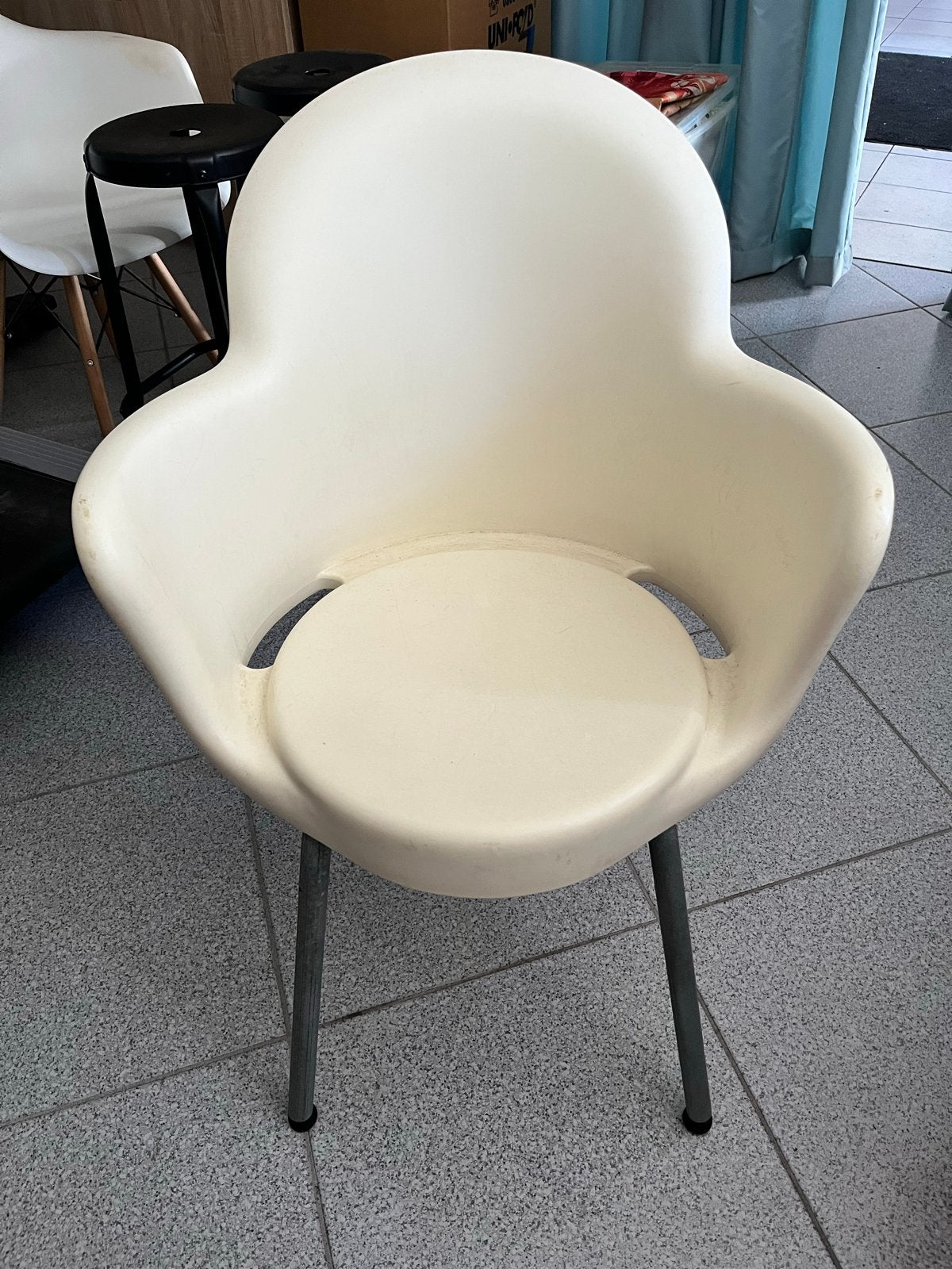 Set van 6 crème plastic stoelen met metalen poten, Huis en Inrichting, Ophalen, Kunststof, Gebruikt, Overige kleuren
