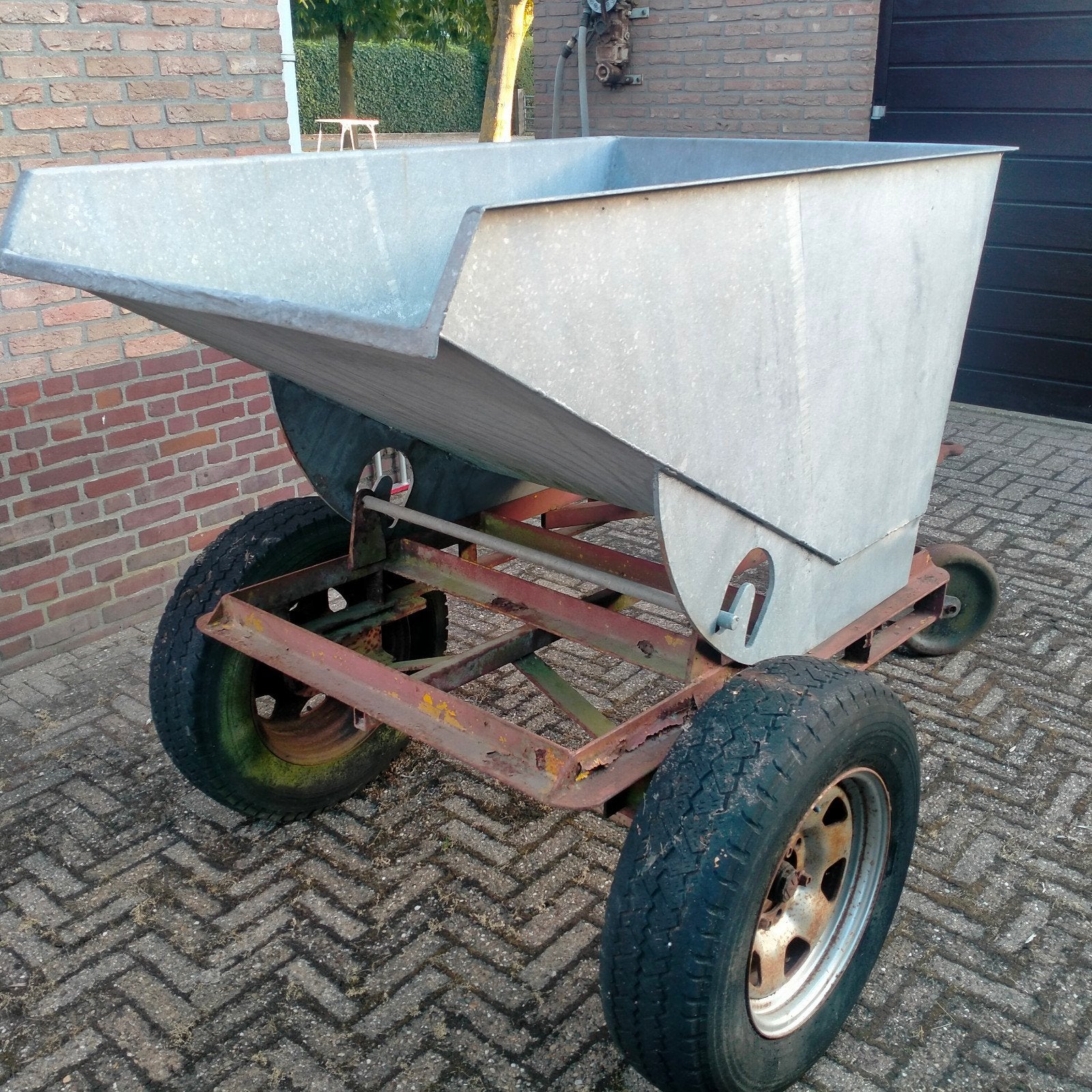 Kiepkar 800 liter voor achter trekker, Ophalen