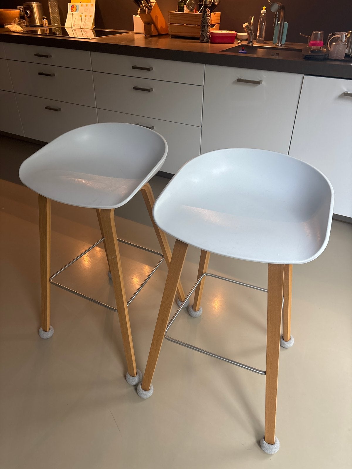 2 moderne HAY barkrukken met houten poten wit, Ophalen, Gebruikt, Met voetsteun, 90 cm of meer
