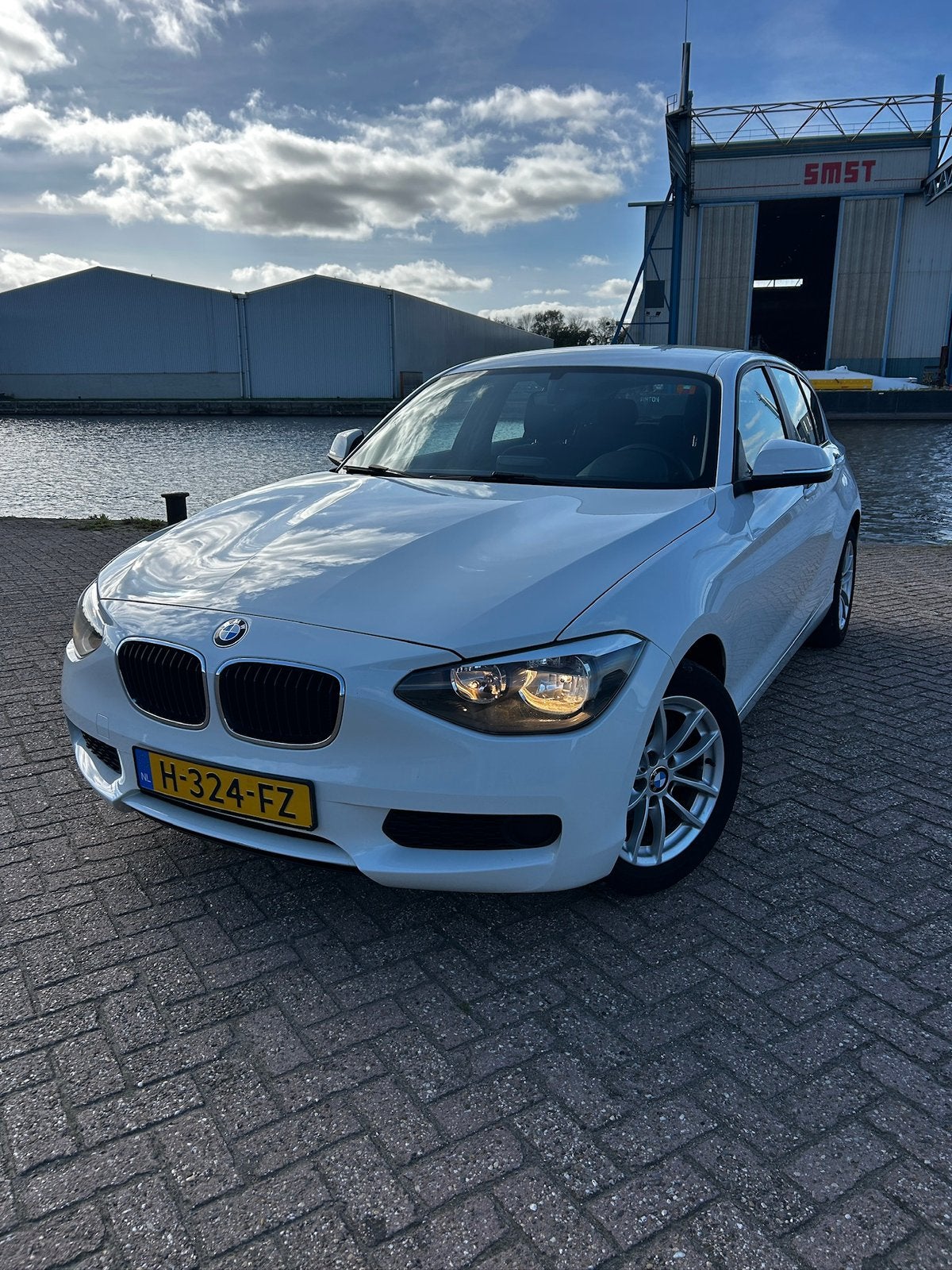 BMW 116i 5-deurs | Stoelverwarming | Airco | APK 01-2027, Auto's, 1-Serie, 4 cilinders, Wit, 1200 kg