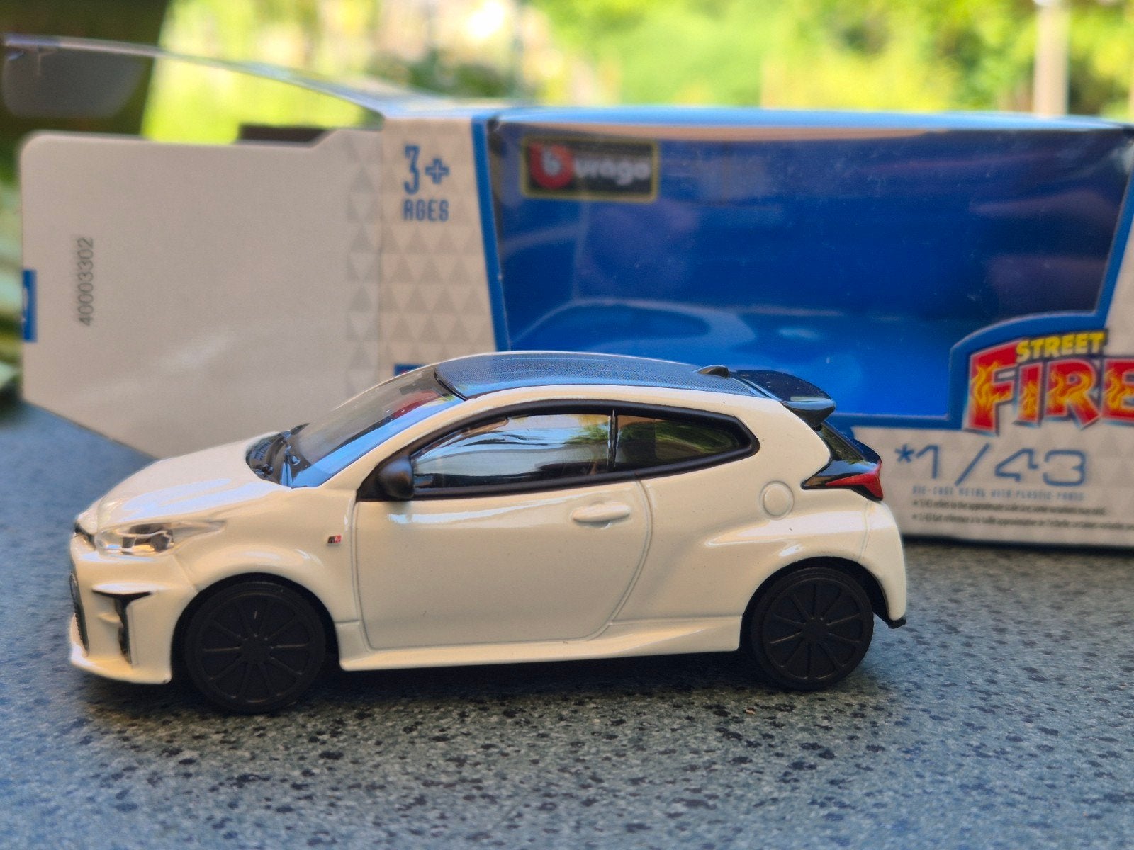 Toyota GR Yaris 1:43 Bburago wit zwart, Ophalen of Verzenden, Nieuw, Auto, Overige merken