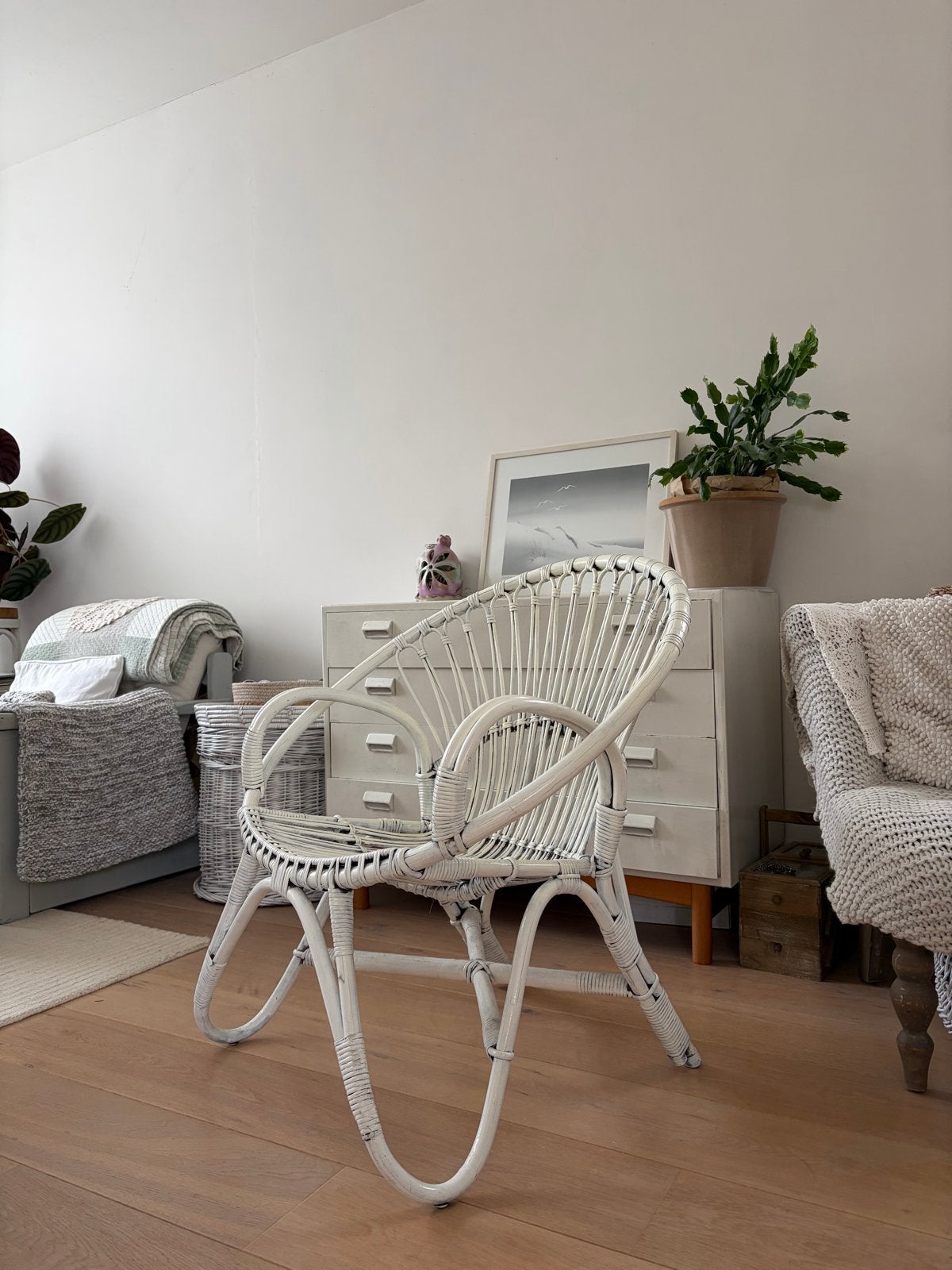 Witte rotan stoel vintage, Huis en Inrichting, Stoelen, Ophalen, Gebruikt, Wit, Riet of Rotan