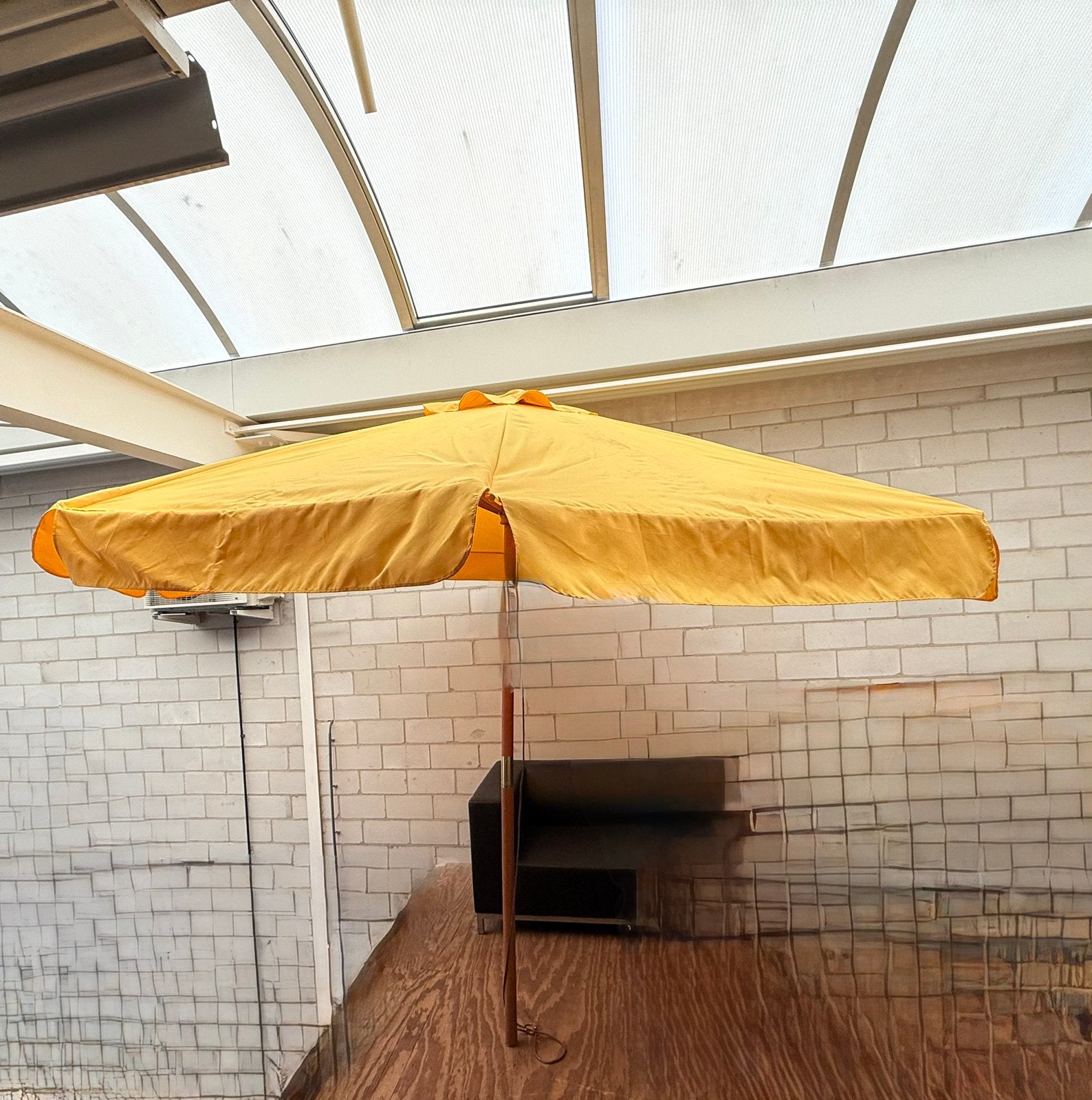 Parasol met houten frame geel doek, Tuin en Terras, Parasols, Ophalen, Zo goed als nieuw