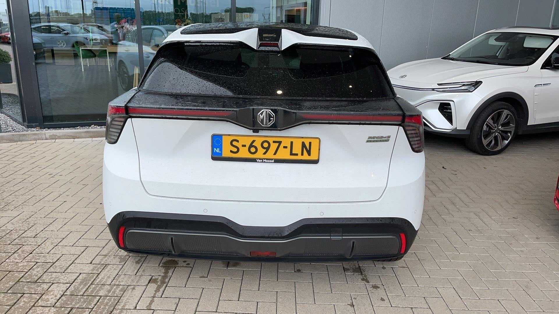 MG 4 64kWh Luxury Long Range | 1e-EIG | WLTP 435 KM | Navi |, Auto's, Gebruikt, Zwart, Wit, Origineel Nederlands