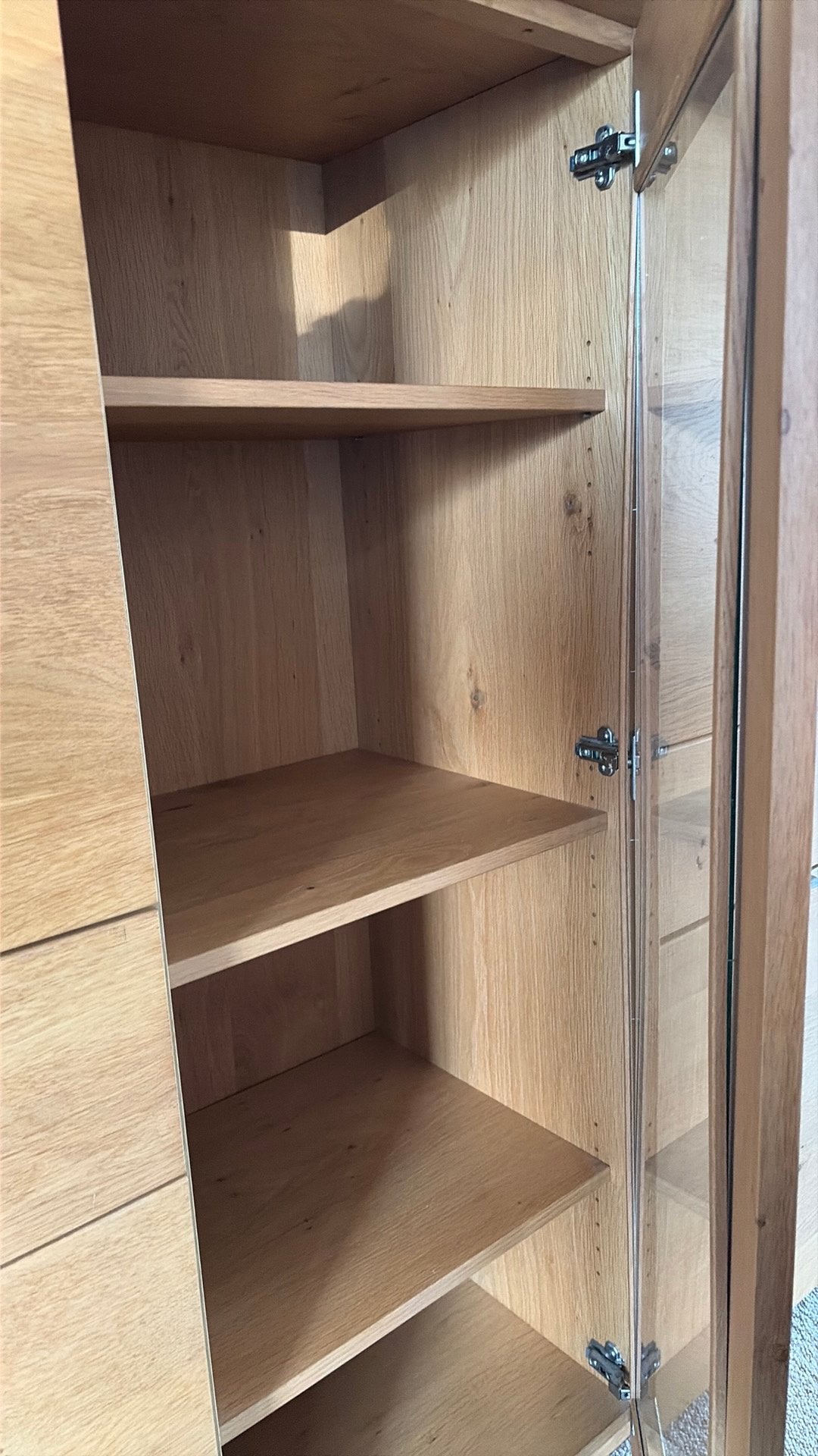 Foto 6 van Eikenhouten wandkast met deuren, lades en vitrine