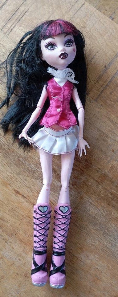 Monster High Draculaura pop met kleding en laarzen, Verzamelen, Ophalen of Verzenden, Gebruikt, Fashion Doll