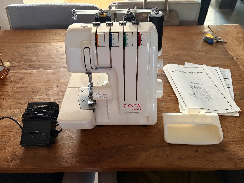 Lock 740DSA Lockmachine - Zo goed als nieuw, Hobby en Vrije tijd, Ophalen of Verzenden, Zo goed als nieuw, Lockmachine, Overige merken