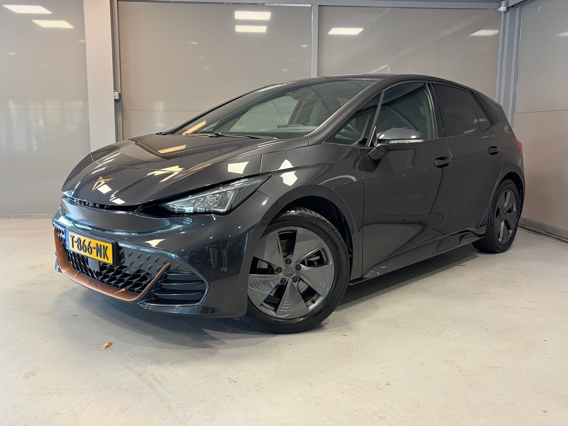 Cupra Born Essential 62 kWh | LED | CAR PLAY | 18" LM VELGEN, Auto's, Automaat, Achterwielaandrijving, Gebruikt, Zwart