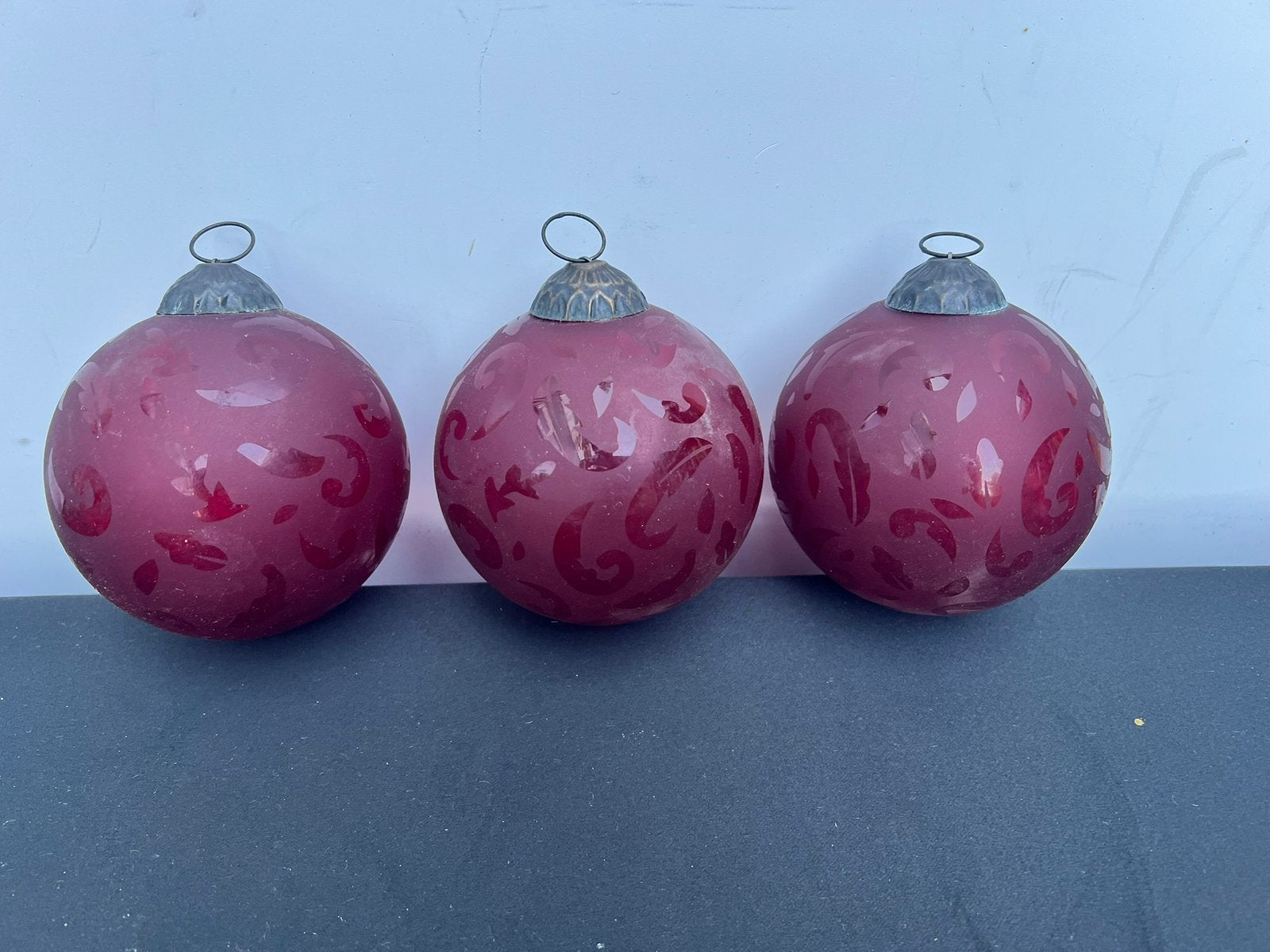 Te Koop Drie Glazen Rode Ballen Decoratie Kerst, Diversen, Kerst, Zo goed als nieuw, Ophalen of Verzenden