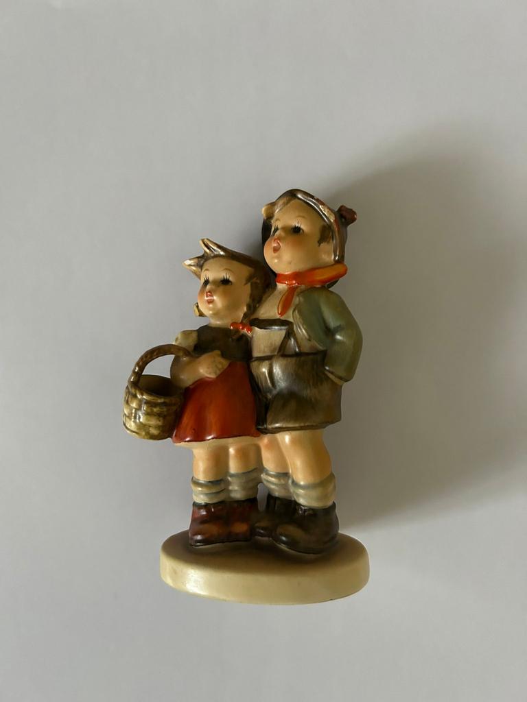 Hummel beeld jongen en meisje, Verzamelen, Beelden en Beeldjes, Ophalen of Verzenden, Zo goed als nieuw, Mens