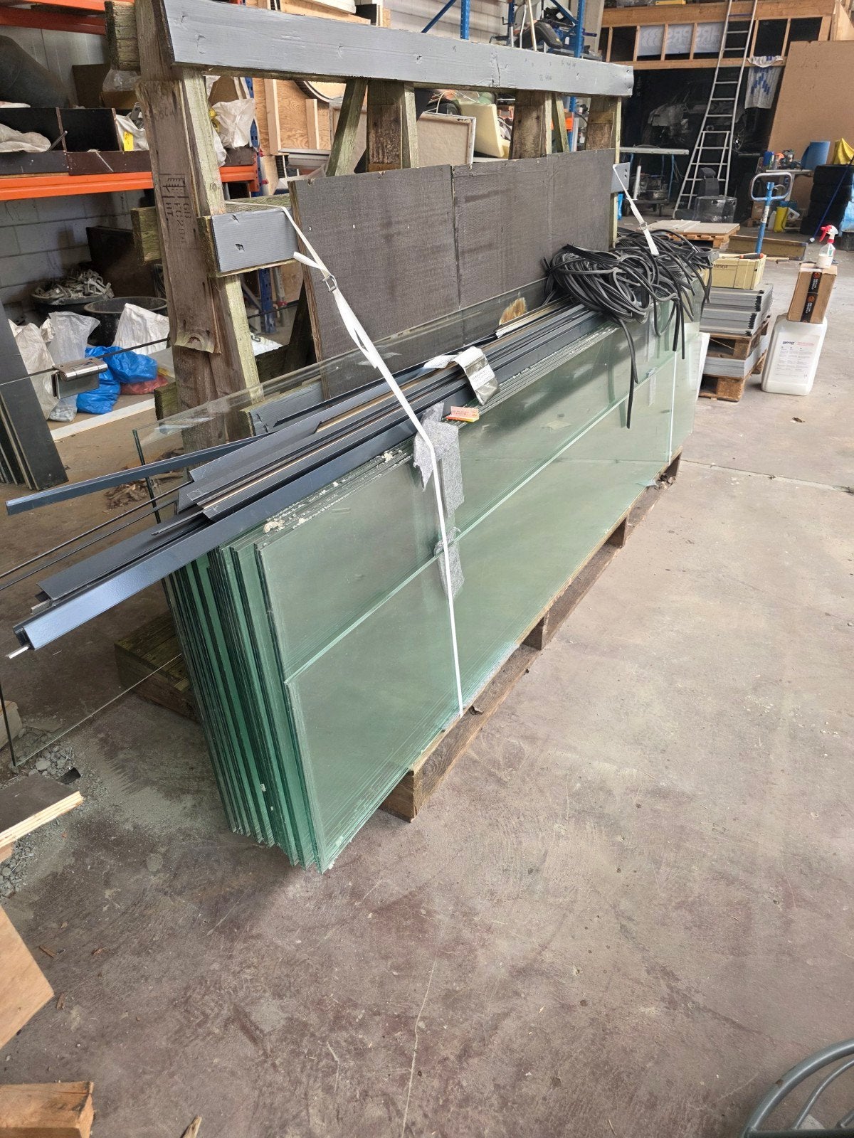 Glazen wand met deur, 3 meter hoog - Diverse panelen, Doe-het-zelf en Verbouw, Glas en Ramen, Ophalen