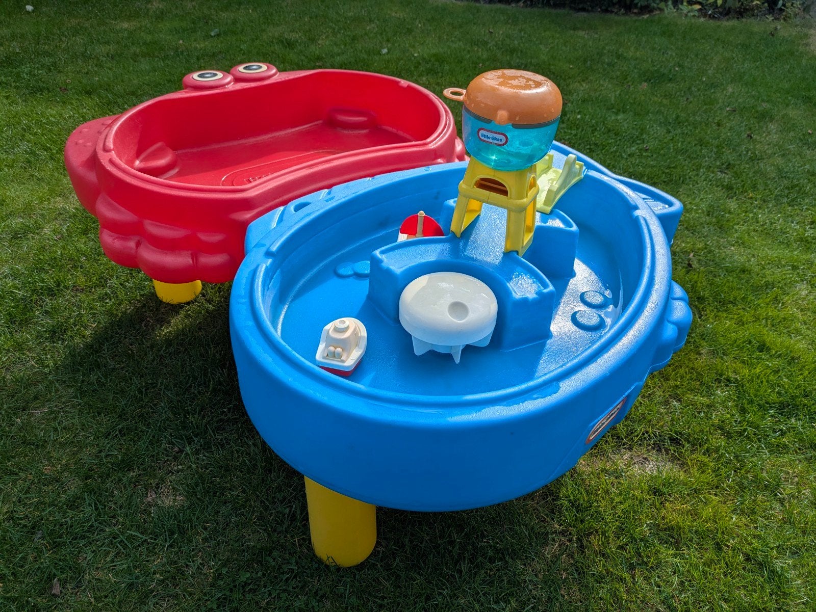 Little Tikes zand- en watertafel met parasol en accessoires, Ophalen, Gebruikt
