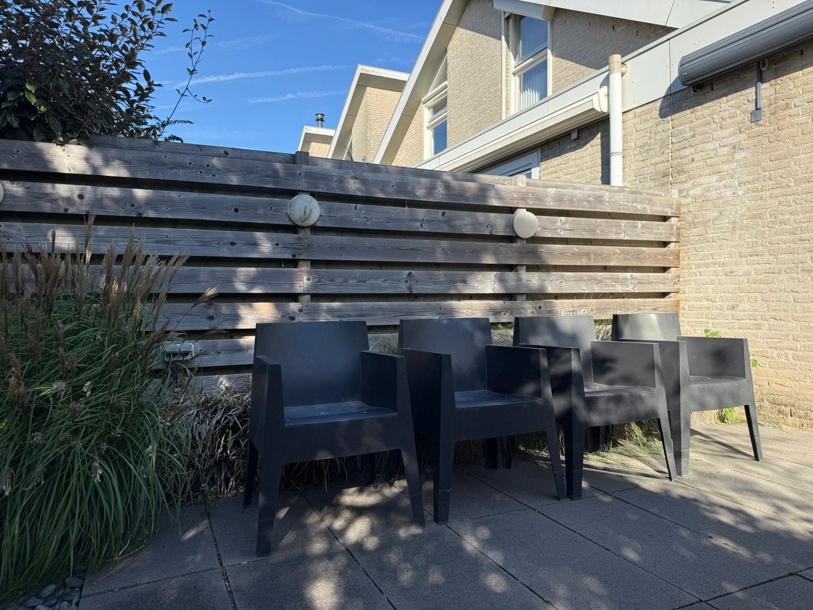 4 zwarte tuinstoelen van kunststof, Ophalen, Gebruikt, Kunststof