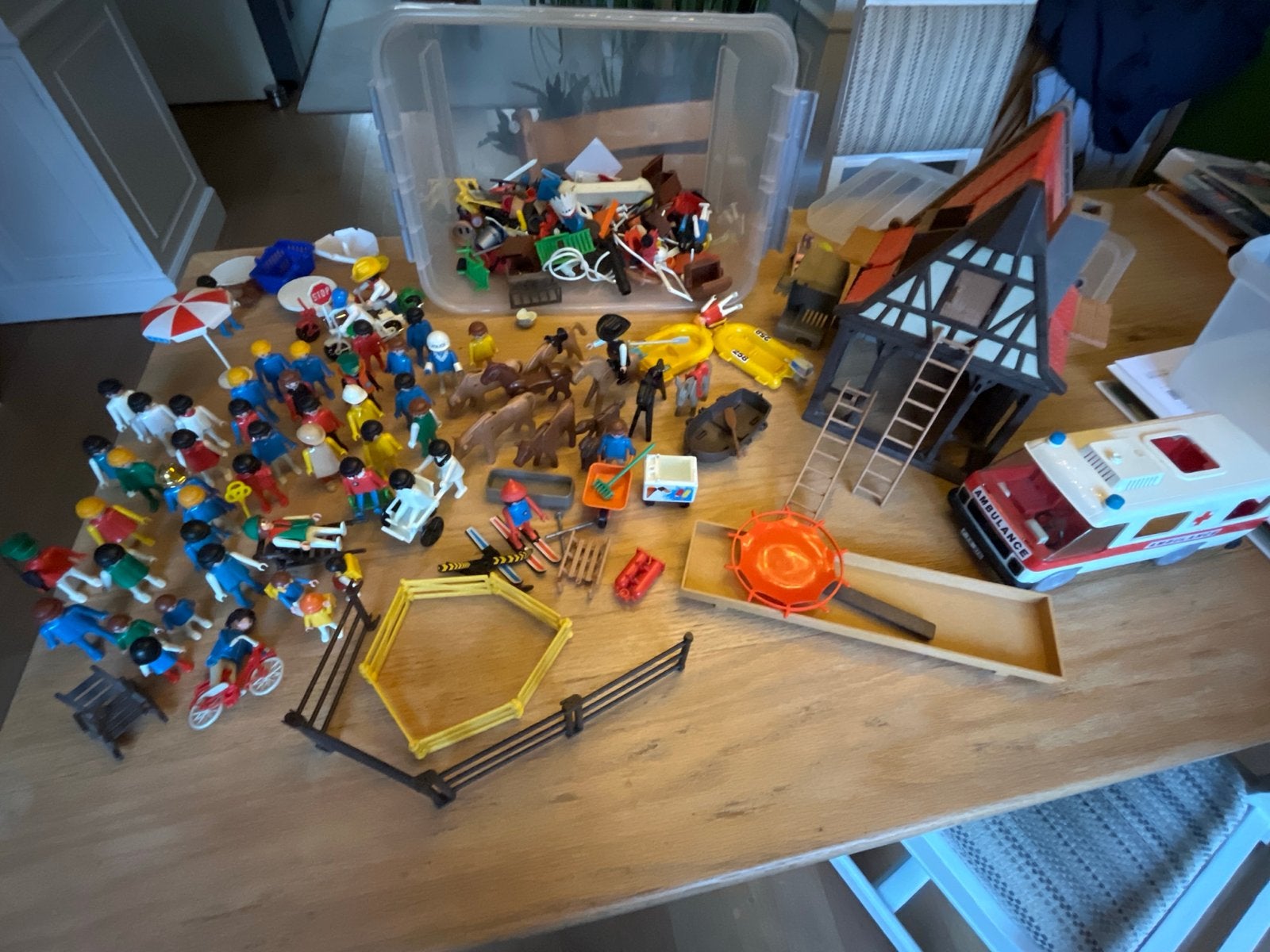 Diverse Playmobil, met huis, ambulance en veel figuren, Ophalen, Gebruikt, Jongen of Meisje