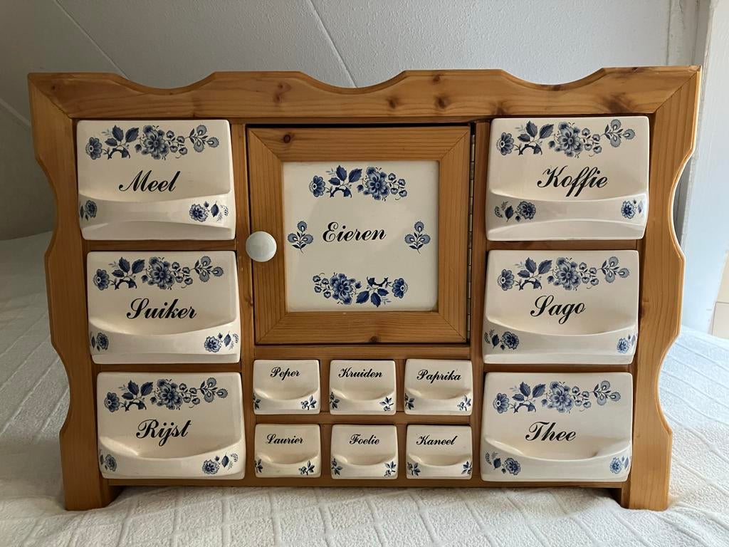 Vintage kruidenrek met porseleinen potjes, Antiek en Kunst, Antiek | Keukenbenodigdheden, Ophalen of Verzenden