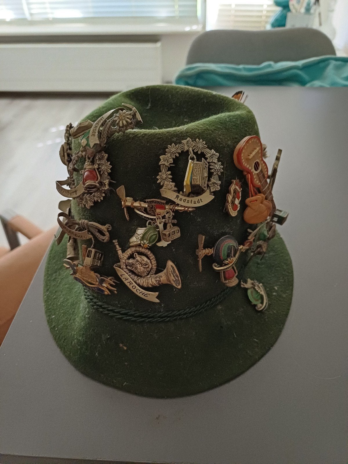 Oostenrijkse kinderhoed met vintage spelden, Ophalen of Verzenden, Gedragen, Hoed