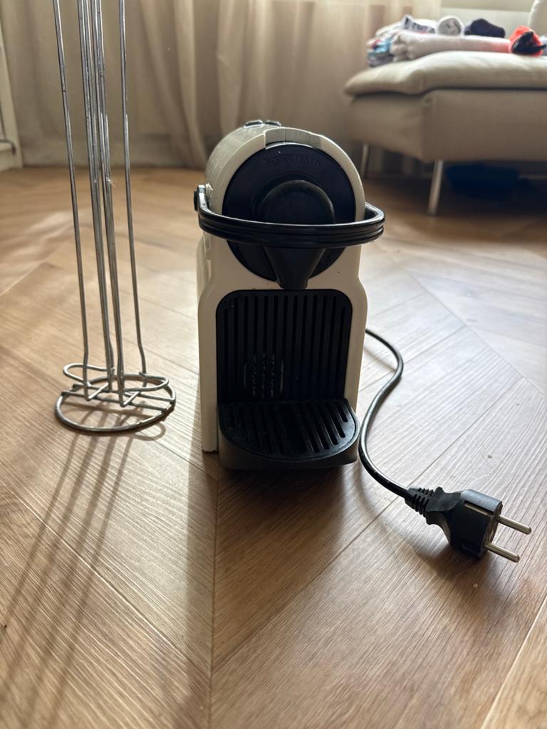 Nespresso Inissia Koffiezetapparaat met capsulehouder, Ophalen, Koffiemachine, Zo goed als nieuw, 1 kopje