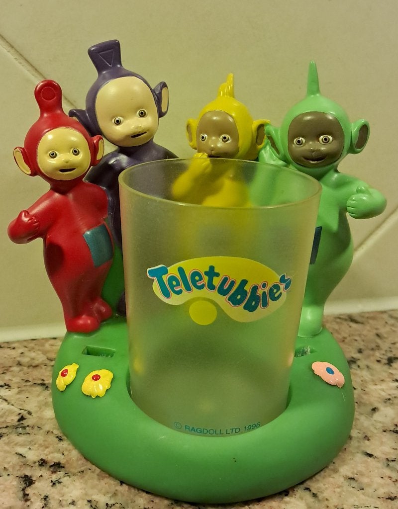 Teletubbies beker in houder + leesblad, Verzamelen, Disney, Ophalen of Verzenden, Overige figuren, Gebruikt, Overige typen