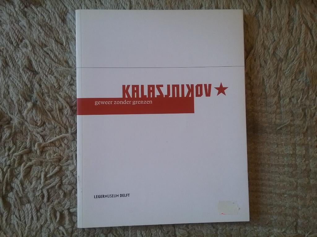 Kalasjnikov, geweer zonder grenzen (2003; Legermuseum Delft), Niet van toepassing, Ophalen of Verzenden, Zo goed als nieuw, Overige onderwerpen