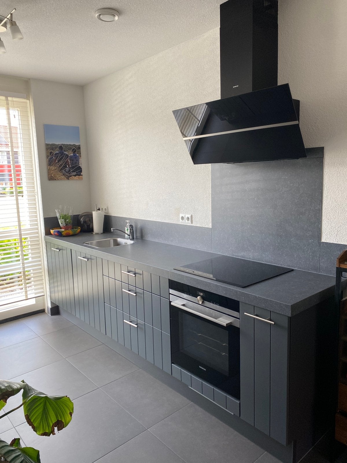 Bruynzeel donkergrijze keuken met inbouwapparatuur., Ophalen, Graniet of Steen, Dubbelwandige keuken, Zo goed als nieuw
