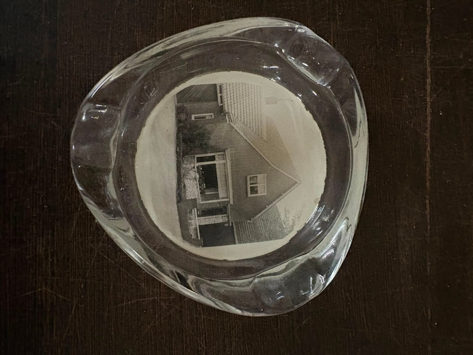 Glazen asbak met foto van huis, Ophalen of Verzenden, Gebruikt