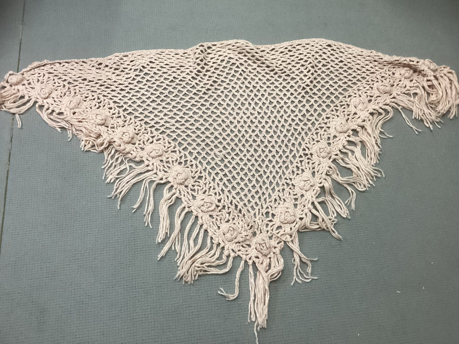 Gehaakte Omslagdoek met Franjes en Rozen, Ophalen of Verzenden, Zo goed als nieuw, Maat 38/40 (M), Sjaal