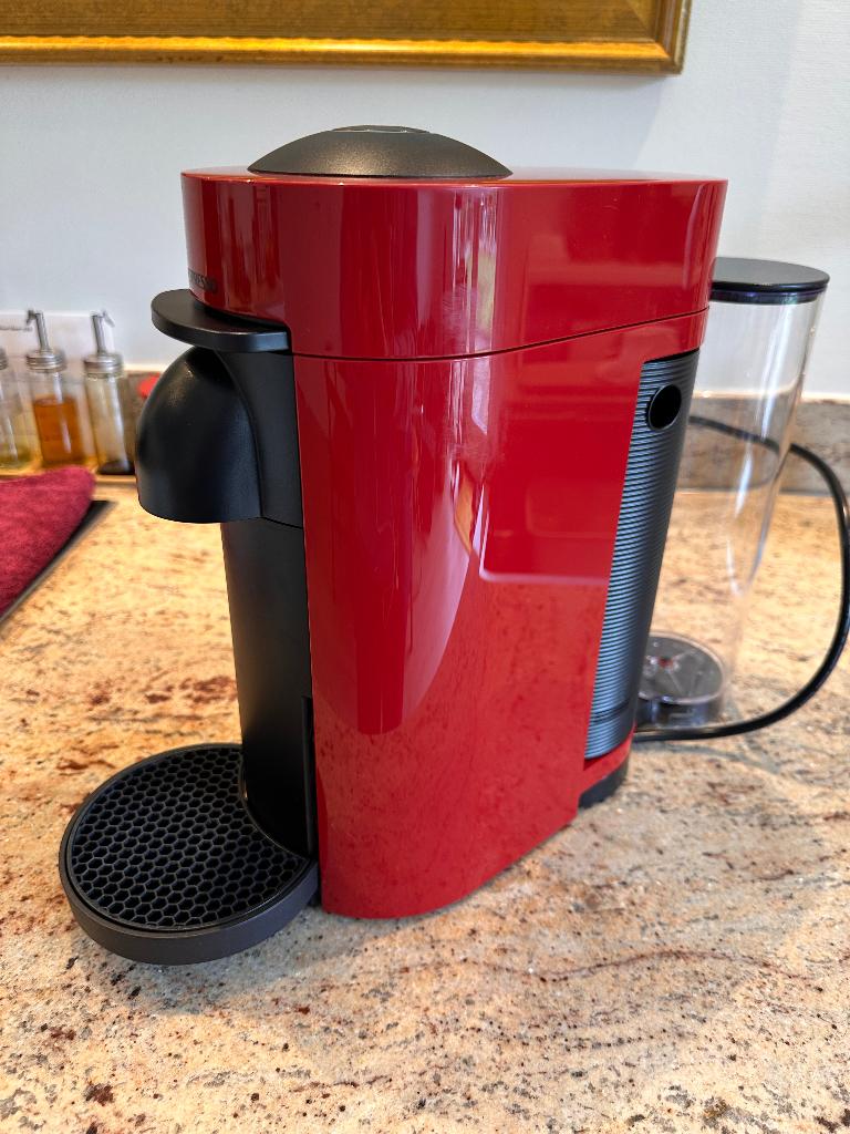 Rode Nespresso Vertuo Plus, Koffiemachine, Ophalen of Verzenden, Zo goed als nieuw, 1 kopje