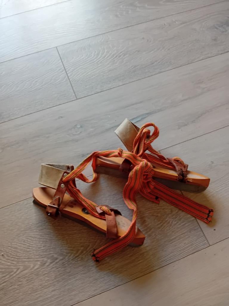 Ouderwetse houten schaatsjes met oranje banden, Sport en Fitness, Schaatsen, Overige merken, Gebruikt, Overige typen, Ophalen of Verzenden