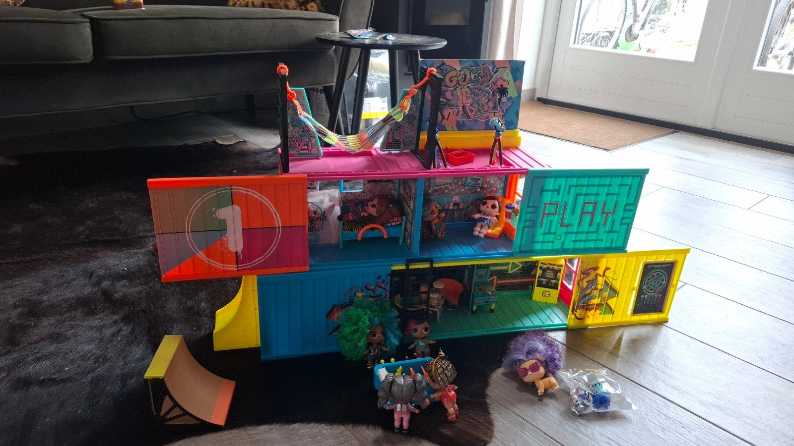 LOL Clubhouse met accessoires en poppen, Kinderen en Baby's, Speelgoed | Poppenhuizen, Ophalen of Verzenden, Gebruikt, Poppenhuis