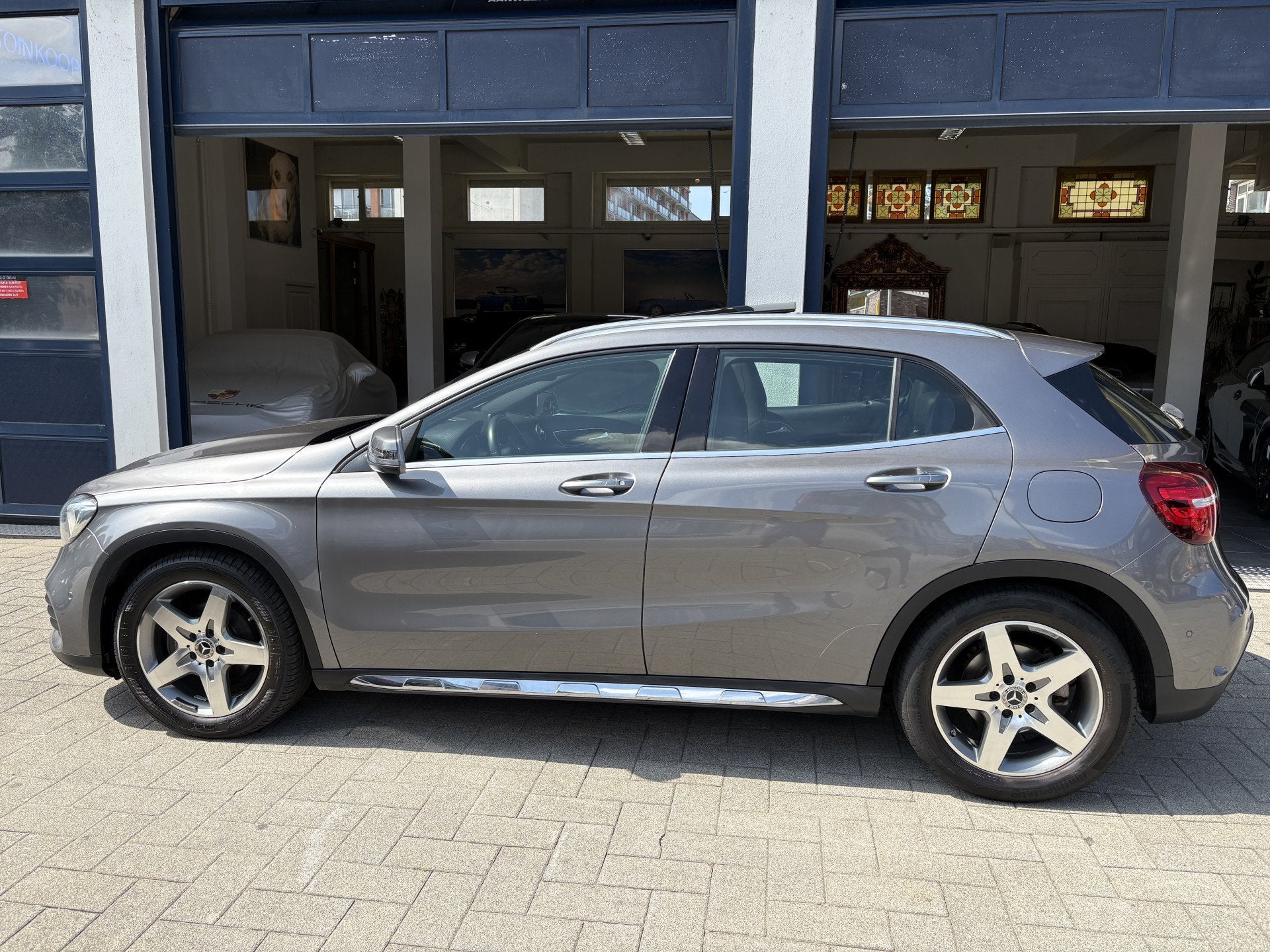 Mercedes-Benz GLA 180 Business Solution AMG NL AUTO/NAP/PANO, Auto's, Gebruikt, Euro 6, 4 cilinders, 715 kg