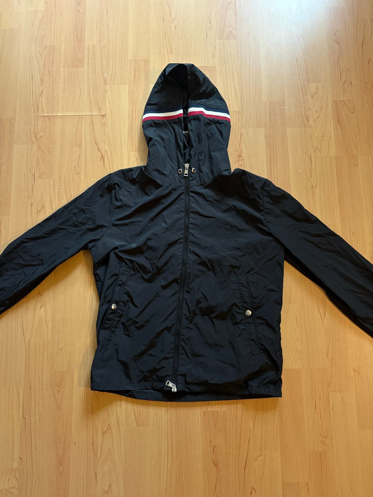Moncler jas windjacket- zwart met strepen op capuchon, Ophalen of Verzenden, Zo goed als nieuw, Maat 46 (S) of kleiner, Zwart