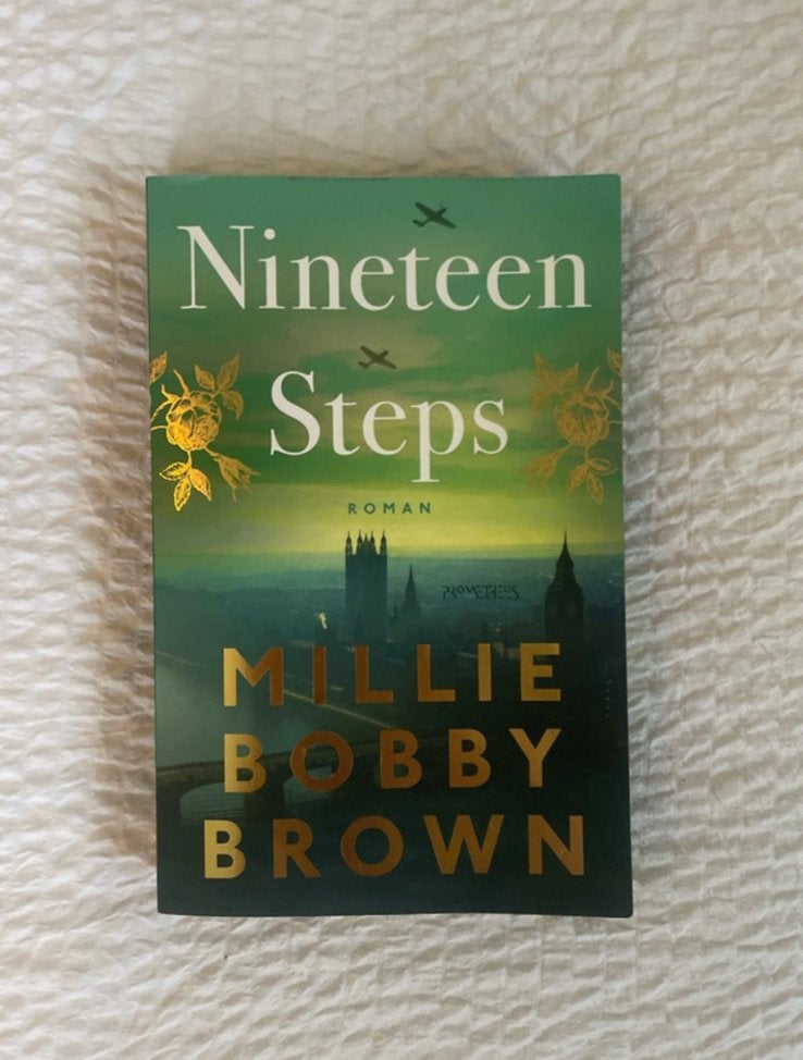 Nineteen Steps Millie Bobby Brown !!, Ophalen of Verzenden, Nieuw, Amerika