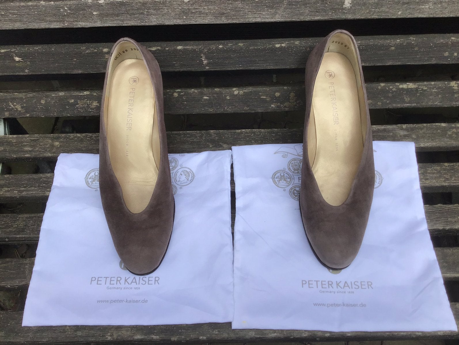 Peter Kaiser - suede taupe met sleehak - maat 38/5,5, Kleding | Dames, Schoenen, Ophalen of Verzenden, Zo goed als nieuw, Bruin