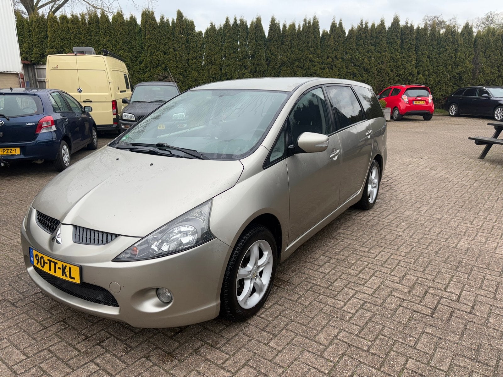 Mitsubishi Grandis 2.4 Mivec 7 2007 Beige, Auto's, Voorwielaandrijving, 164 pk, 7 stoelen, Beige