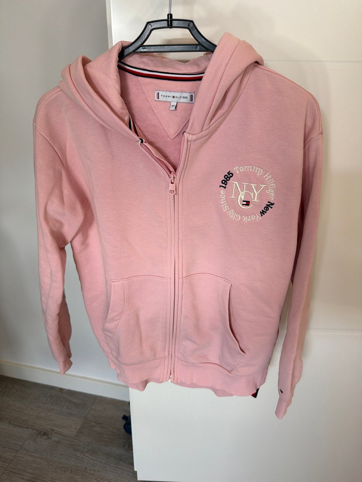 Tommy Hilfiger hoodie met rits - Roze, Kleding | Dames, Maat 38/40 (M), Ophalen of Verzenden, Zo goed als nieuw, Lange mouw