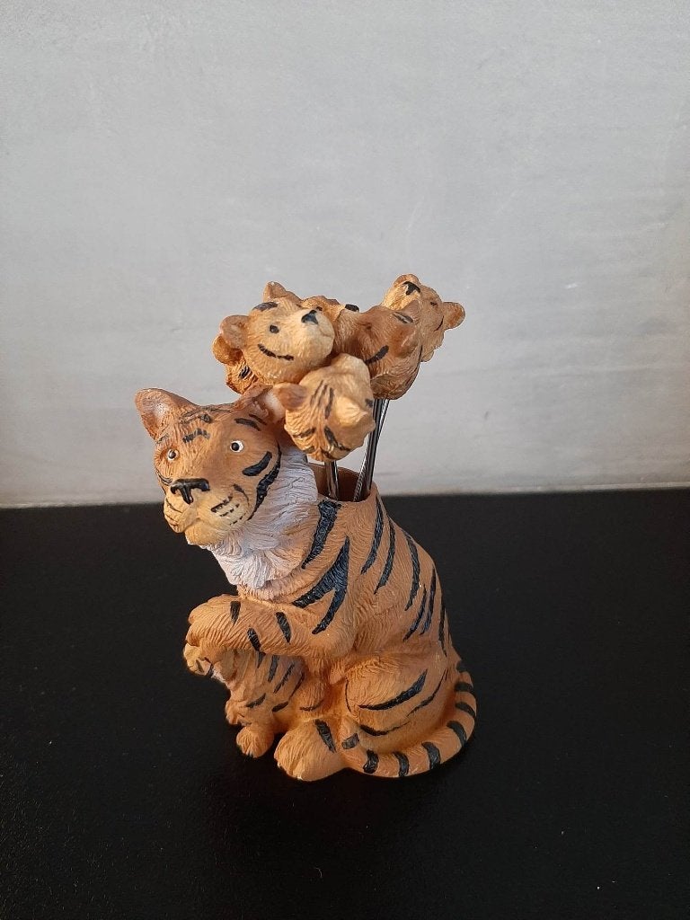 Tijger met cocktailprikkers!, Ophalen of Verzenden, Zo goed als nieuw, Wild dier, Beeldje of Figuurtje