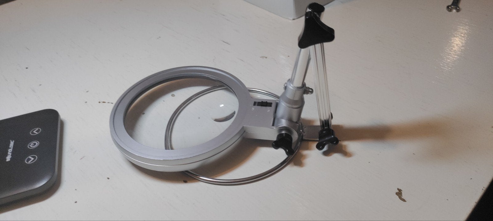 Vergrootglas met standaard en LED-verlichting, Hobby en Vrije tijd, Vergrootglazen, Loepen en Loeplampen, Ophalen of Verzenden