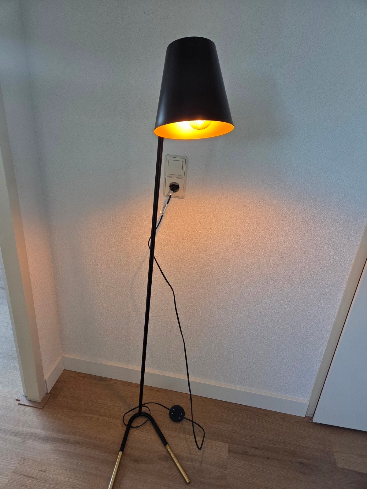 leume industriële staande lamp, zwart met beetje mat goud, Ophalen, Zo goed als nieuw, 150 tot 200 cm