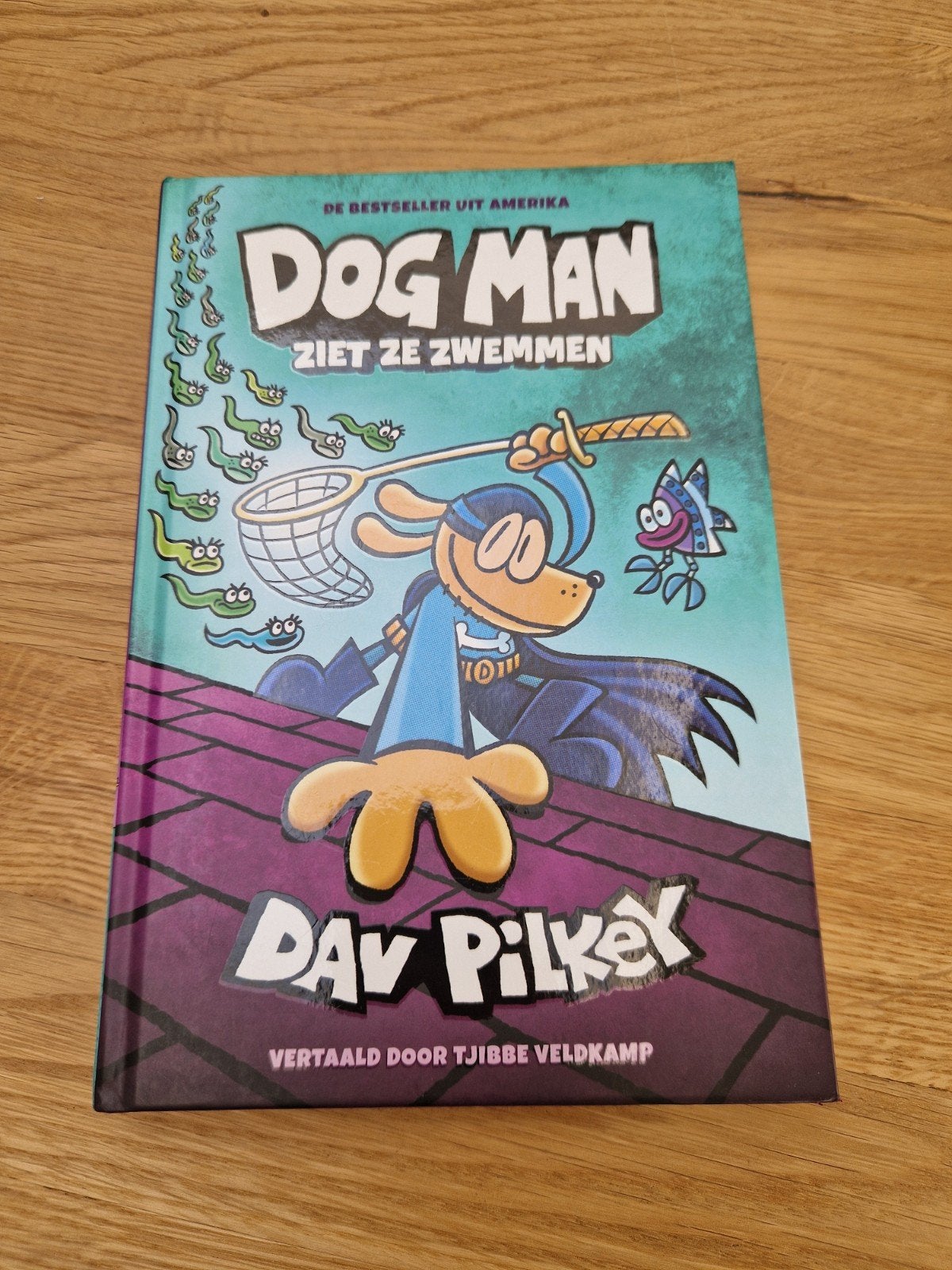 Dav Pilkey - Dog Man ziet ze zwemmen, Gelezen, Fictie algemeen, Ophalen of Verzenden, Dav Pilkey