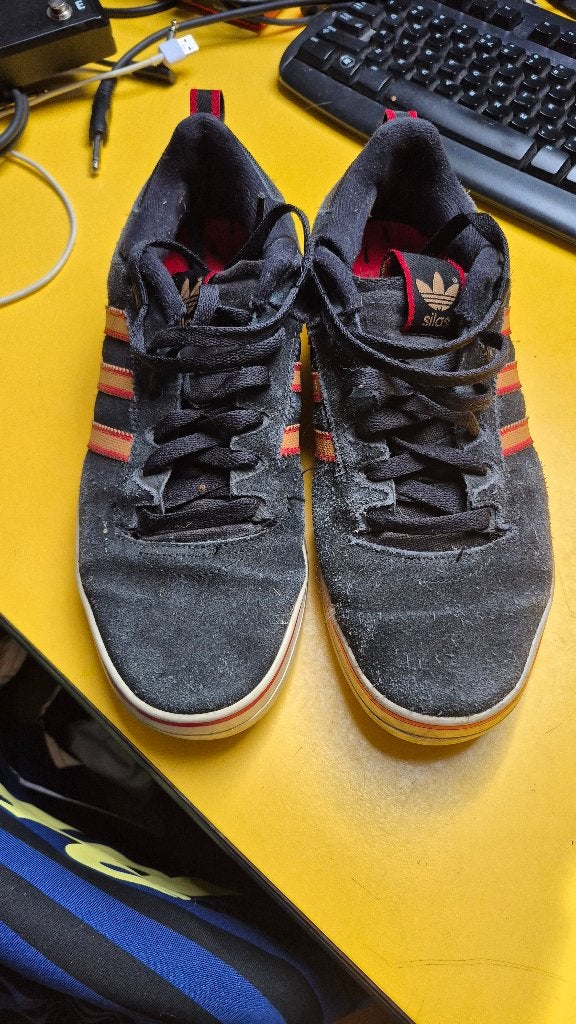 Old Skool Adidas (skate) Sneakers - Zwart met rode strepen, Zwart, Ophalen of Verzenden, Sneakers of Gympen, Adidas