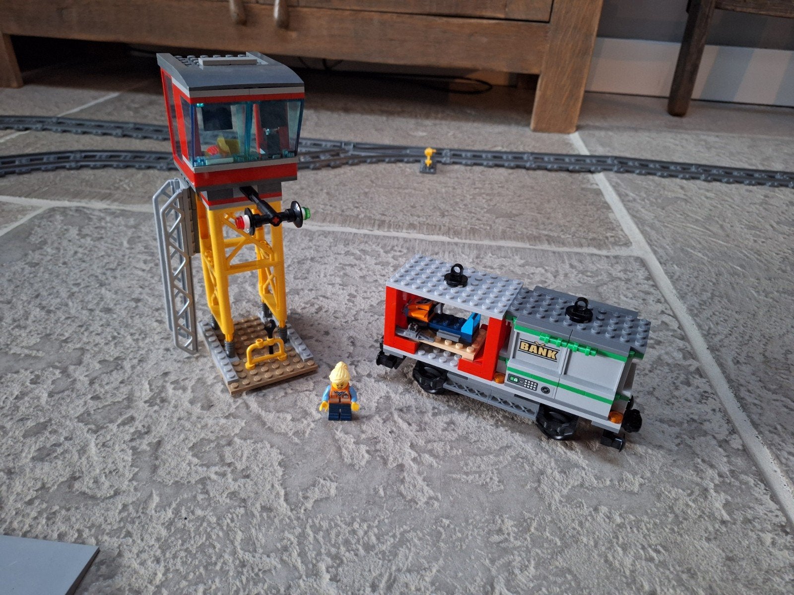 Foto 10 van LEGO City Vrachttrein 60198 met extra rails