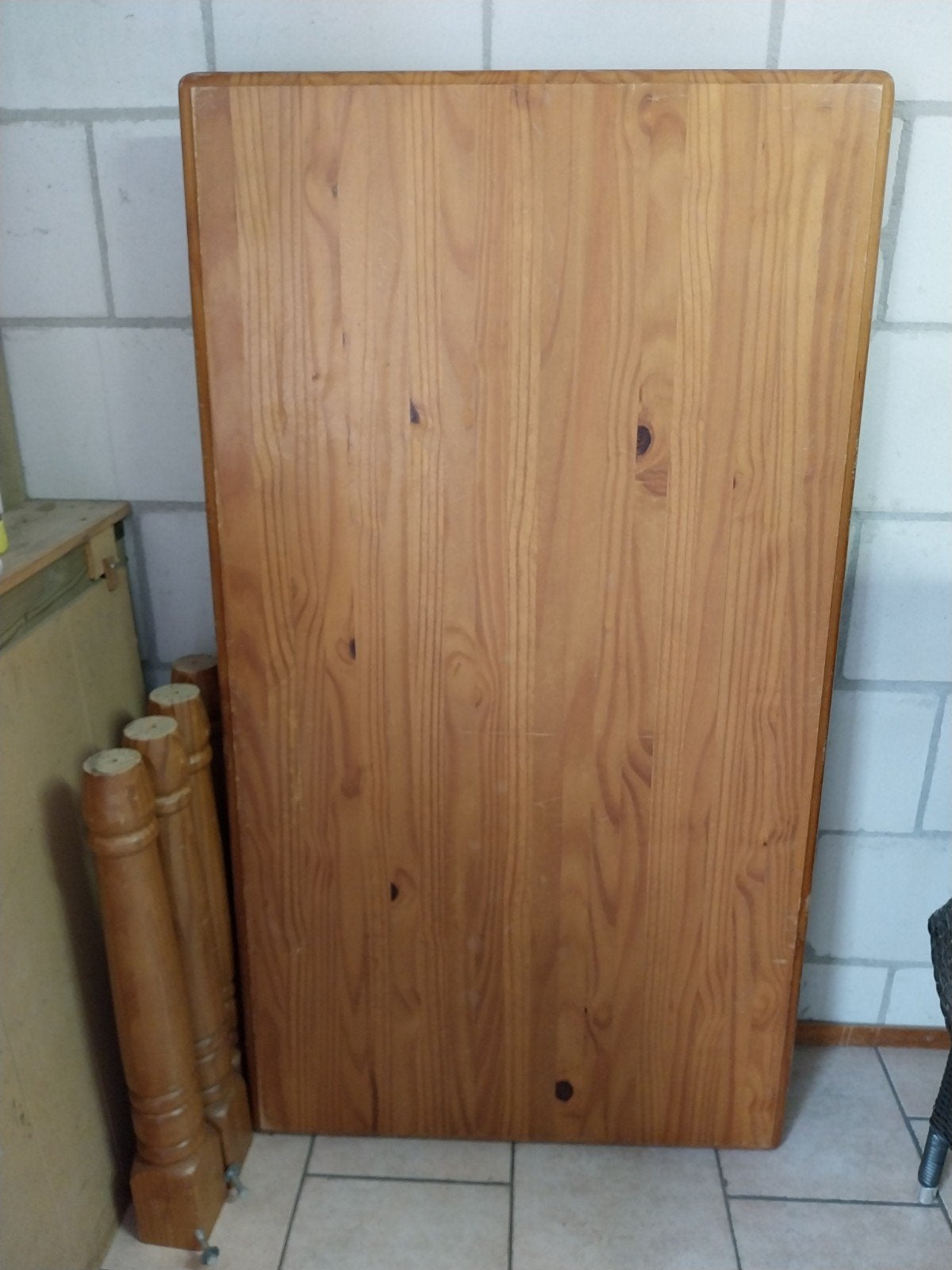 Gratis op te halen een grenen eettafel, voor nog een ronde!, Huis en Inrichting, Tafels | Eettafels, Ophalen, Gebruikt, 50 tot 100 cm